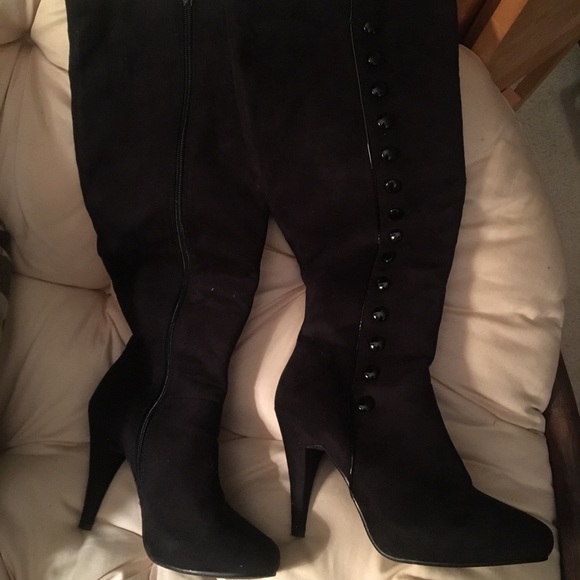 Black suede knee-high boots 8.5 w button detail - Picture 3 of 3